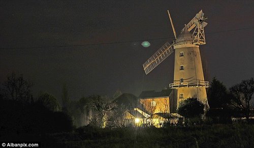 ��Ӱʦ����ӢС��ҹ��ʱ����<a href=http://www.xinjiewang.com/zhouyiyanjiu/3/ target=_blank class=infotextkey>����</a>�̹�&ldquo;UFO&rdquo;