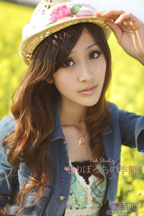 雯雯--油菜田的烟花 第1张